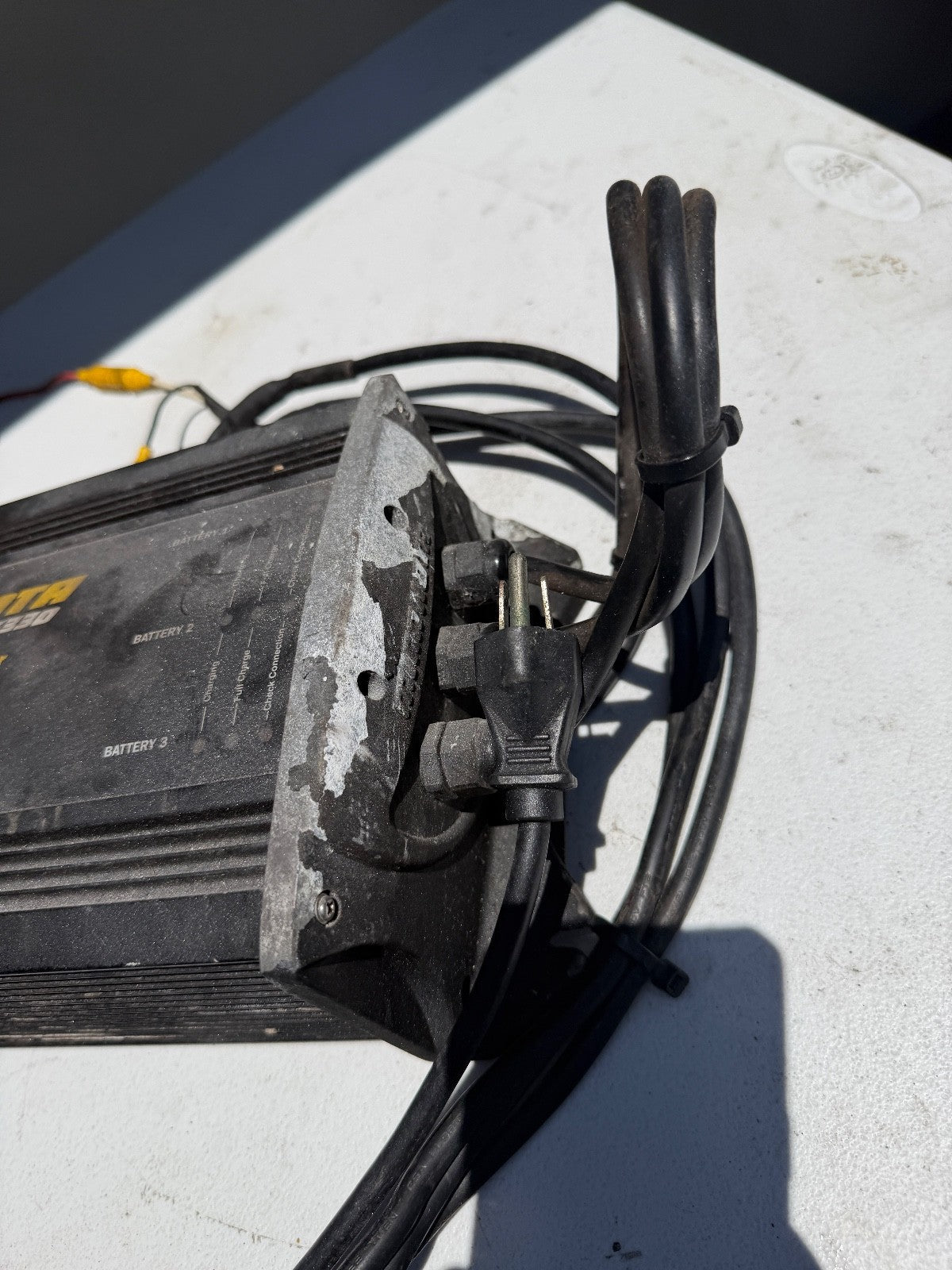 Minn Kota MK 330 Charger 3 Bank 10A MARINE ONBOARD CHARGER MAINTAINER - Fishhawk MarineConsumer Electronics:Multipurpose Batteries & Power:Battery Chargers