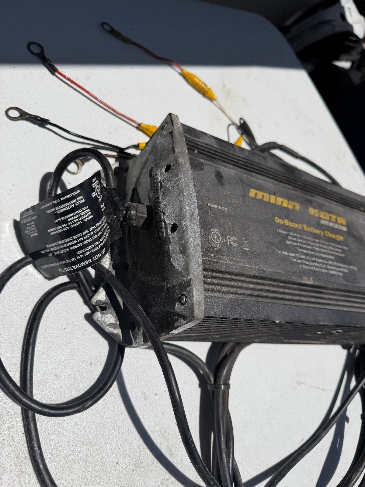 Minn Kota MK 330 Charger 3 Bank 10A MARINE ONBOARD CHARGER MAINTAINER - Fishhawk MarineConsumer Electronics:Multipurpose Batteries & Power:Battery Chargers